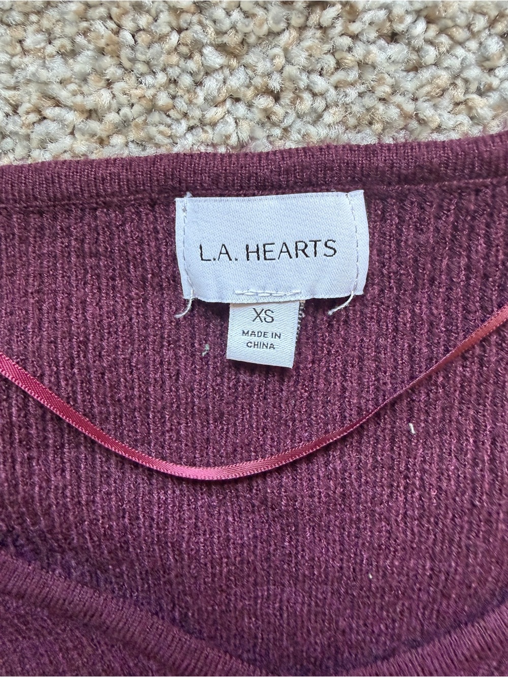 La Hearts Cropped V-Neck Knit Top in Burgundy - Picture 2 of 2